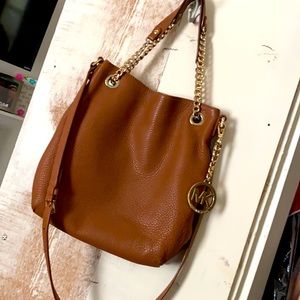 Super cute medium size Cognac color